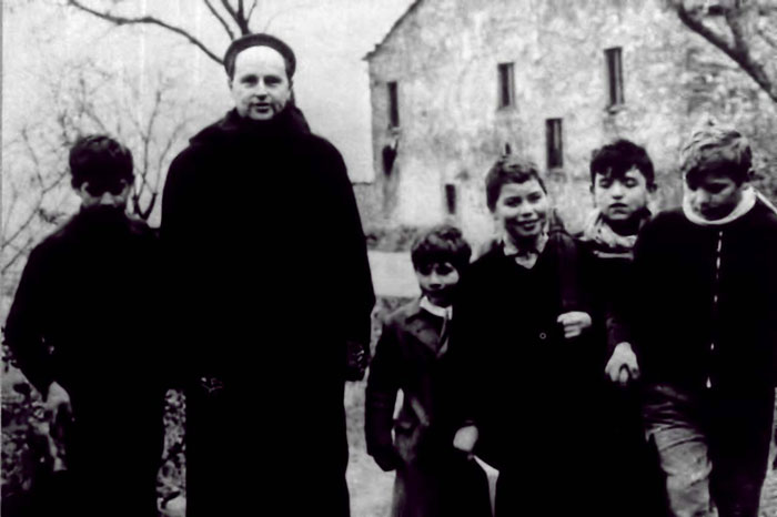 Lorenzo Milani con sus alumnos