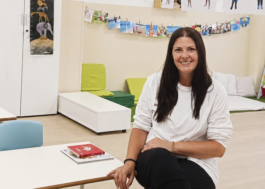 Maestra en un aula de infantil