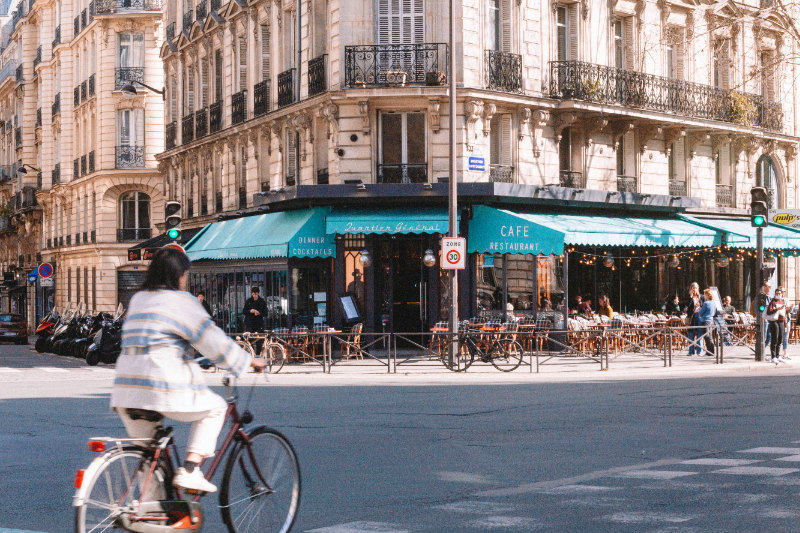 Ciclista en una calle parisina