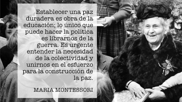 Maria Montessori visitando una escuela
